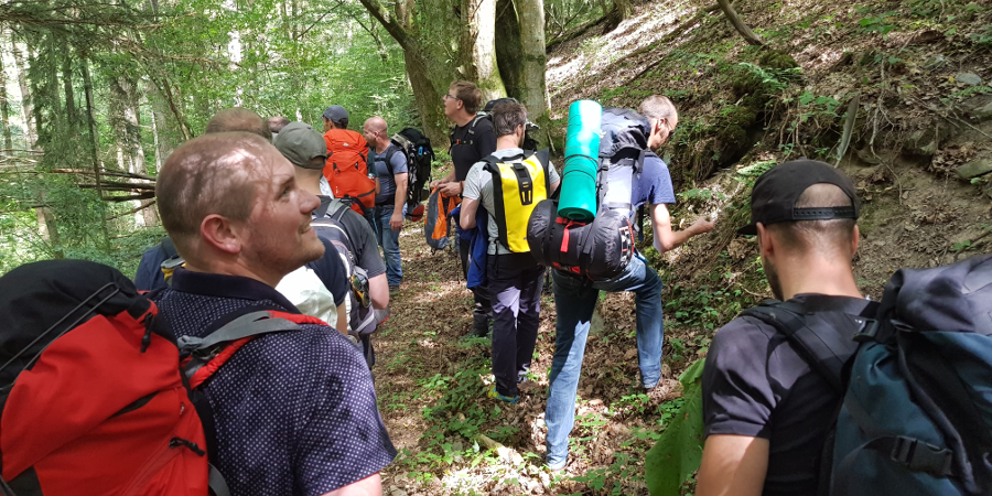 Trektocht door het bos met vrienden