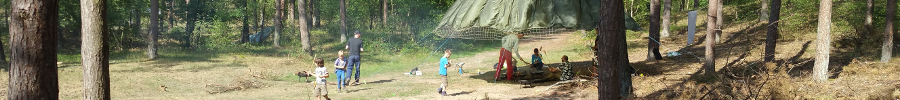 Kinderen spelen in natuur