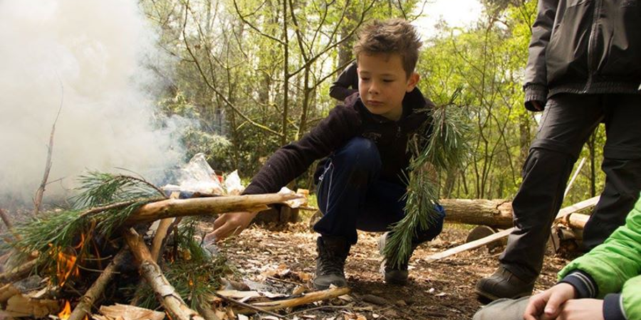 Kind maakt vuur in bos