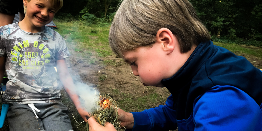 Kinderen maken hun eerste vuurtje