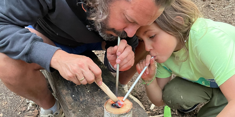 foto van mok branden door vader en dochter